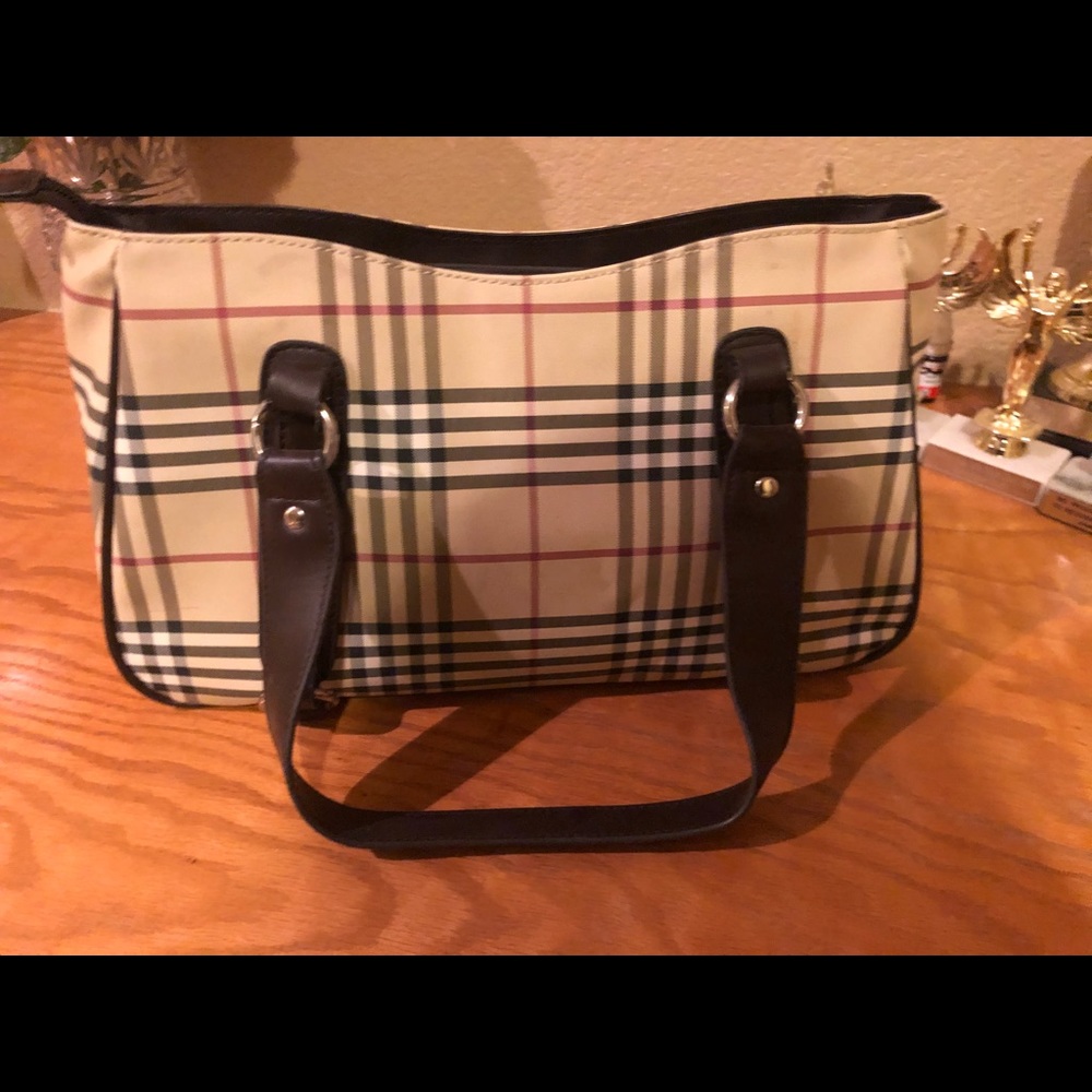 Not authentic Burberry bag - Picture 2 of 3